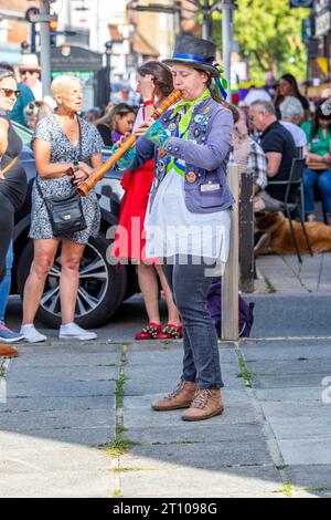 Eine Pfeifenspielerin beim Tenterden Folk Festival Stockfoto