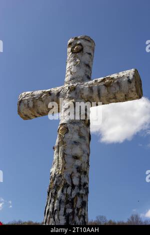 Birkenkreuz auf dem Grab, Friedhof, auf dem Hintergrund des Himmels. Ukraine. Stockfoto