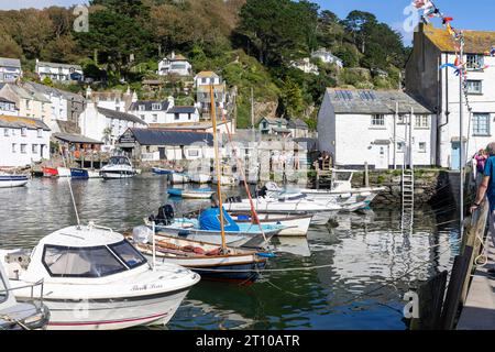Polperro Inner Harbour, farbenfrohe kleine Fischerboote, die im Hafen dieses kornischen Dorfes, Cornwall, England, Großbritannien, 2023 vor Anker liegen Stockfoto
