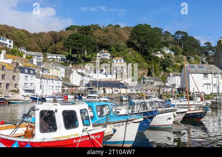 Polperro Inner Harbour, farbenfrohe kleine Fischerboote, die im Hafen dieses kornischen Dorfes, Cornwall, England, Großbritannien, 2023 vor Anker liegen Stockfoto