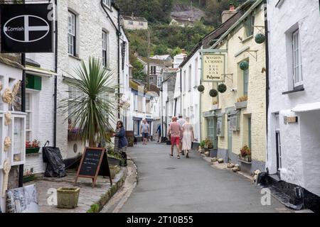 Polperro Village in Cornwall, enge Straße mit Dorfhütten und Häusern zusammen mit der Cornish Flag Standard, Cornwall, England, UK, 2023 Stockfoto