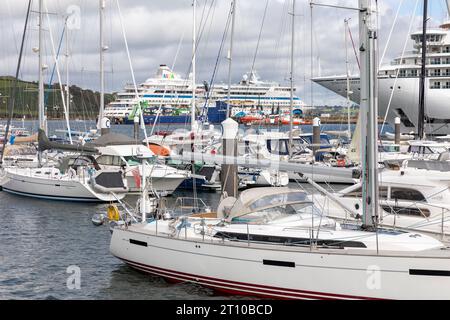 Kreuzfahrtschiffe im Hafen von Falmouth, MV Seabourn Ovation und AIDAaura und Segelyachten, Cornwall, England, UK, 2023 Stockfoto