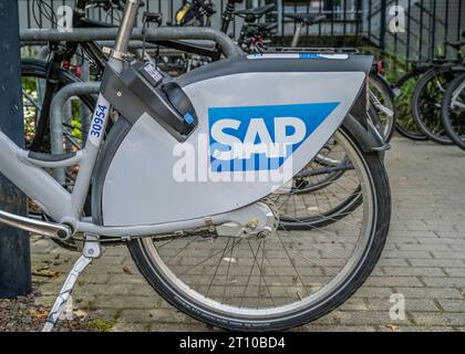 Fahrrad, SAP Deutschland, Dietmar-Hopp-Allee, Walldorf, Baden-Württemberg, Deutschland *** Fahrrad, SAP Deutschland, Dietmar Hopp Allee, Walldorf, Baden Württemberg, Deutschland Credit: Imago/Alamy Live News Stockfoto