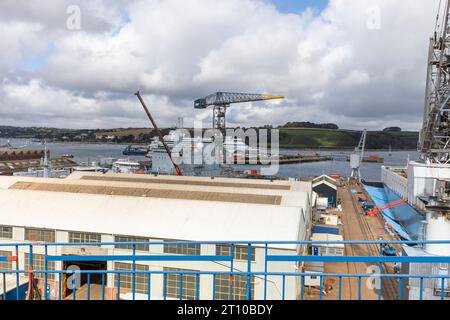 Falmouth Docks und Pendennis Werft an der Küste Cornwalls, England, Vereinigtes Königreich im September 2023 Stockfoto