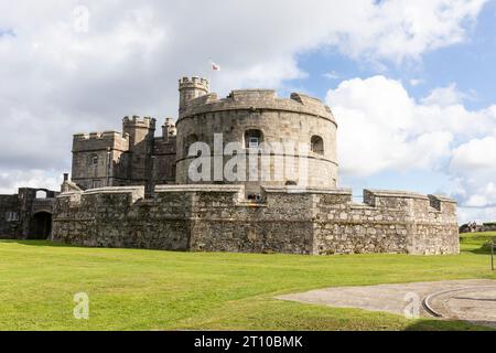 Falmouth, erbaut von Henry V111, um Angriffe auf See abzuwehren, in Cornwall, England, Großbritannien, erlebte 2023 Sonnentage Stockfoto