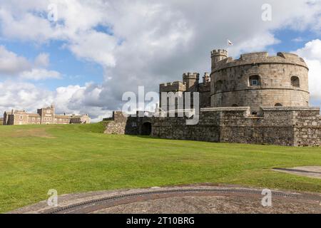 Falmouth, erbaut von Henry V111, um Angriffe auf See abzuwehren, in Cornwall, England, Großbritannien, erlebte 2023 Sonnentage Stockfoto