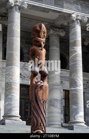 Geschnitzte Māori-Statue vor dem parlamentsgebäude in Wellington, Nordinsel, Neuseeland Stockfoto