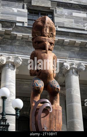 Geschnitzte Māori-Statue vor dem parlamentsgebäude in Wellington, Nordinsel, Neuseeland Stockfoto