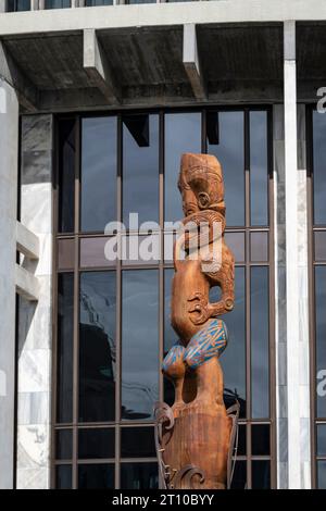 Geschnitzte Māori-Statue vor dem parlamentsgebäude in Wellington, Nordinsel, Neuseeland Stockfoto