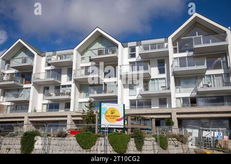 Neubau der Falmouth Cornwall Pensionswohnungen an der Küste mit Blick auf Falmouth Bay, Cornwall, England, Großbritannien im Jahr 2023 Stockfoto