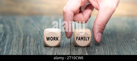 Wählen Sie einen Würfel mit dem Wort „Familie“ statt „Arbeit“. Symbol für eine gesunde Work Life Balance. Stockfoto