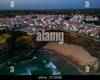 Zambujeira do Mar, aus der Vogelperspektive in den Sonnenuntergang, Portugal Stockfoto