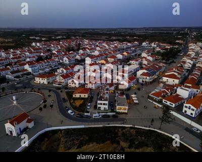 Zambujeira do Mar, aus der Vogelperspektive in den Sonnenuntergang, Portugal Stockfoto