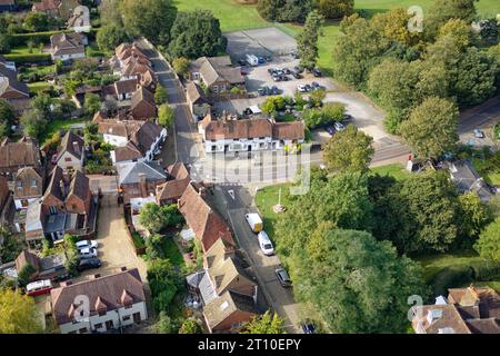 Drohnenansicht des East Malling Village in Kent England, Großbritannien Stockfoto