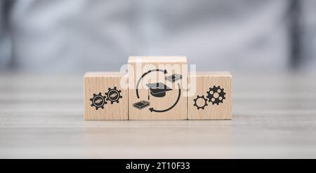 Holzblöcke mit Symbol für Weiterbildungskonzept Stockfoto