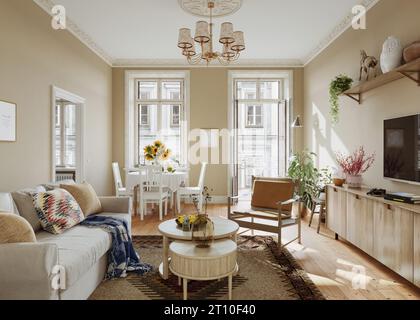 Skandinavisches Innendesign des Wohnzimmers in sanften neutralen Tönen Stockfoto