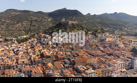 Drohnenblick auf die Stadt Bosa und ihre Burg Malaspina auf dem Hügel auf der Insel Sardinien in Italien. Reiseziel Stockfoto