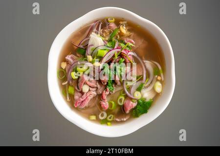 Pho Bo Tai, eine vietnamesische Rare Rindfleisch Nudelsuppe Stockfoto