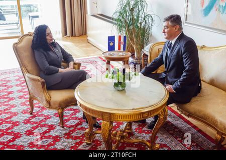 Zagreb, Kroatien. , . Der Präsident des Kosovo, Vjosa Osmani Sadriu, traf sich während eines zweitägigen offiziellen Besuchs in Kroatien mit Präsident Zoran Milanovic zusammen. Foto: Marko Todorov/CROPIX Copyright: XxMarkoxTodorovx/xCROPIXx sadriu milanovic22-101023 Credit: Imago/Alamy Live News Stockfoto