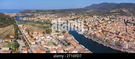 Panoramablick auf die italienische Stadt Bosa und den Fluss Temo, der zum Yachthafen Bosa führt, einem Touristenziel auf Sardinien Stockfoto