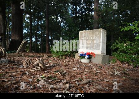 Verwitterter Grabstein auf dem einst verlassenen afroamerikanischen Oberlin Cemetery in Raleigh, North Carolina. Stockfoto