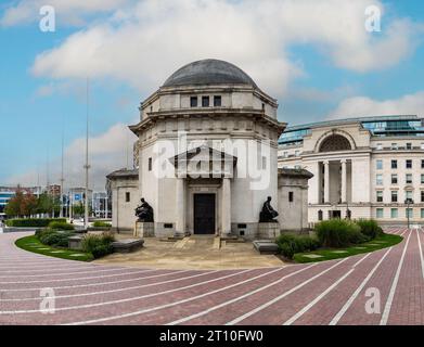 CENTENARY SQUARE, BIRMINGHAM, GROSSBRITANNIEN - 5. OKTOBER 2023. Landschaft der historischen Architektur des Hall of Memory Gebäudes zum Gedenken an die Birmingha Stockfoto