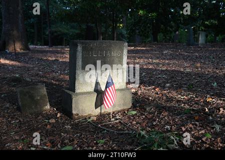 Verwitterter Grabstein auf dem einst verlassenen afroamerikanischen Oberlin Cemetery in Raleigh, North Carolina. Stockfoto