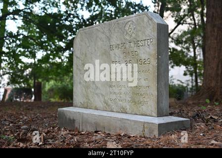 Verwitterter Grabstein auf dem einst verlassenen afroamerikanischen Oberlin Cemetery in Raleigh, North Carolina. Stockfoto