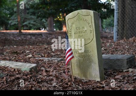 Verwitterter Grabstein für einen Veteranen des Spanisch-Amerikanischen Krieges auf dem einst verlassenen afroamerikanischen Oberlin Cemetery in Raleigh, North Carolina. Stockfoto