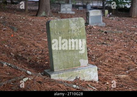 Ein verwitterter Grabstein in einem Winkel auf dem einst verlassenen afroamerikanischen Oberlin Cemetery in Raleigh, North Carolina. Stockfoto