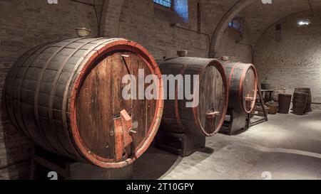 Weinfässer in einem historischen Keller in Mittelitalien Stockfoto