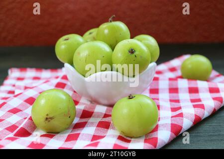 Haufen frischer roher Amla-Früchte oder indischer Stachelbeere Stockfoto