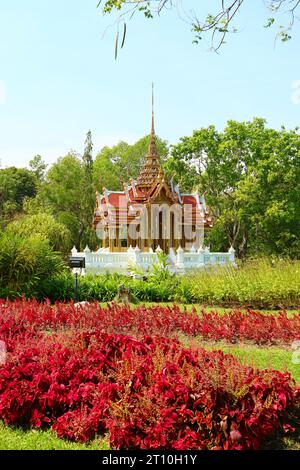 Prächtiger thailändischer Pavillon im antiken Stil mit Sträuchern von Rotem Coleus im Vordergrund Stockfoto