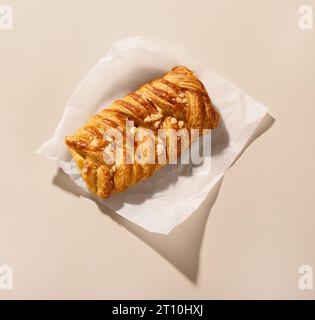 Frisch gebackene süße Pasta auf beigefarbenem Hintergrund, Blick von oben Stockfoto