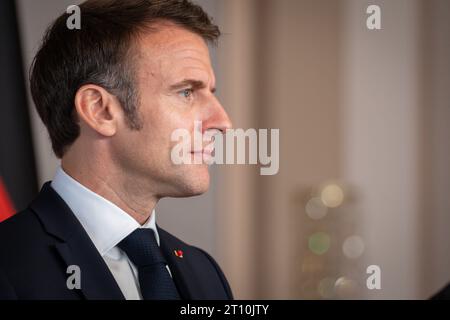 Pressekonferenz am Ende der Deutsch-Franzoesischen Kabinettsklausur in Hamburg Emmanuel Macron, Staatspraesident von Frankreich bei der gemeinsamen Pressekonferenz im Anschluss an die Deutsch-Franzoesische Kabinettsklausur im Hotels Louis C. Jacob in Hamburg, Hamburg, 10.10.2023 Hamburg Hamburg Deuschland *** Pressekonferenz am Ende der deutsch-französischen Kabinettskonferenz in Hamburg Emmanuel Macron, Präsident Frankreichs bei der gemeinsamen Pressekonferenz im Anschluss an die deutsch-französische Kabinettssitzung im Louis C Jacob Hotel in Hamburg, Hamburg, 10 10 2023 Hamburg Deutschland Stockfoto