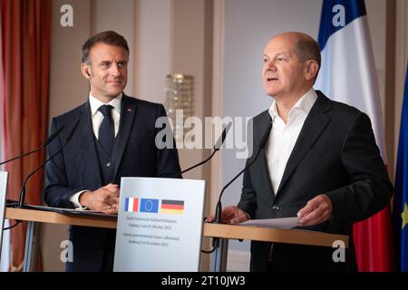 Pressekonferenz am Ende der Deutsch-Franzoesischen Kabinettsklausur in Hamburg Bundeskanzler Olaf Scholz SPD gemeinsam mit Emmanuel Macron, Staatspraesident von Frankreich bei der gemeinsamen Pressekonferenz im Anschluss an die Deutsch-Franzoesische Kabinettsklausur im Hotels Louis C. Jacob in Hamburg, Hamburg, 10.10.2023 Hamburg Hamburg Deuschland *** Pressekonferenz am Ende der deutsch-französischen Kabinettssitzung in Hamburg Bundeskanzler Olaf Scholz SPD zusammen mit Emmanuel Macron, Präsident Frankreichs bei der gemeinsamen Pressekonferenz im Anschluss an die deutsch-französische Kabinettssitzung im Lou Stockfoto