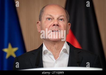 Pressekonferenz am Ende der Deutsch-Franzoesischen Kabinettsklausur in Hamburg Bundeskanzler Olaf Scholz SPD bei der gemeinsamen Pressekonferenz im Anschluss an die Deutsch-Franzoesische Kabinettsklausur im Hotels Louis C. Jacob in Hamburg, Hamburg, 10.10.2023 Hamburg Deuschland *** Pressekonferenz am Ende der deutsch-französischen Kabinettssitzung in Hamburg Bundeskanzler Olaf Scholz SPD bei der gemeinsamen Pressekonferenz im Anschluss an die deutsch-französische Kabinettssitzung im Louis C Jacob Hotel in Hamburg, Hamburg, 10 10 2023 Hamburg Deutschland Credit: Imago/Alamy Live News Stockfoto