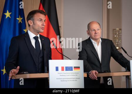 Pressekonferenz am Ende der Deutsch-Franzoesischen Kabinettsklausur in Hamburg Bundeskanzler Olaf Scholz SPD gemeinsam mit Emmanuel Macron, Staatspraesident von Frankreich bei der gemeinsamen Pressekonferenz im Anschluss an die Deutsch-Franzoesische Kabinettsklausur im Hotels Louis C. Jacob in Hamburg, Hamburg, 10.10.2023 Hamburg Hamburg Deuschland *** Pressekonferenz am Ende der deutsch-französischen Kabinettssitzung in Hamburg Bundeskanzler Olaf Scholz SPD zusammen mit Emmanuel Macron, Präsident Frankreichs bei der gemeinsamen Pressekonferenz im Anschluss an die deutsch-französische Kabinettssitzung im Lou Stockfoto