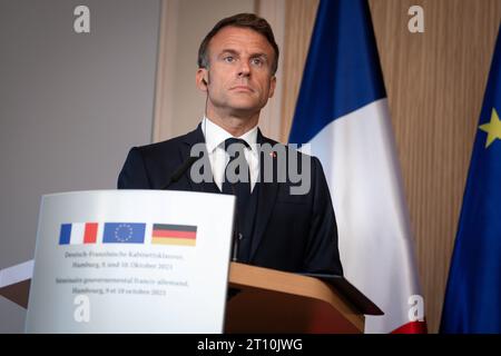 Pressekonferenz am Ende der Deutsch-Franzoesischen Kabinettsklausur in Hamburg Emmanuel Macron, Staatspraesident von Frankreich bei der gemeinsamen Pressekonferenz im Anschluss an die Deutsch-Franzoesische Kabinettsklausur im Hotels Louis C. Jacob in Hamburg, Hamburg, 10.10.2023 Hamburg Hamburg Deuschland *** Pressekonferenz am Ende der deutsch-französischen Kabinettskonferenz in Hamburg Emmanuel Macron, Präsident Frankreichs bei der gemeinsamen Pressekonferenz im Anschluss an die deutsch-französische Kabinettssitzung im Louis C Jacob Hotel in Hamburg, Hamburg, 10 10 2023 Hamburg Deutschland Stockfoto