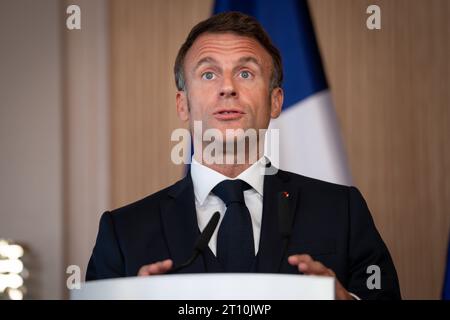 Pressekonferenz am Ende der Deutsch-Franzoesischen Kabinettsklausur in Hamburg Emmanuel Macron, Staatspraesident von Frankreich bei der gemeinsamen Pressekonferenz im Anschluss an die Deutsch-Franzoesische Kabinettsklausur im Hotels Louis C. Jacob in Hamburg, Hamburg, 10.10.2023 Hamburg Hamburg Deuschland *** Pressekonferenz am Ende der deutsch-französischen Kabinettskonferenz in Hamburg Emmanuel Macron, Präsident Frankreichs bei der gemeinsamen Pressekonferenz im Anschluss an die deutsch-französische Kabinettssitzung im Louis C Jacob Hotel in Hamburg, Hamburg, 10 10 2023 Hamburg Deutschland Stockfoto