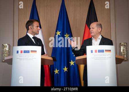 Pressekonferenz am Ende der Deutsch-Franzoesischen Kabinettsklausur in Hamburg Bundeskanzler Olaf Scholz SPD gemeinsam mit Emmanuel Macron, Staatspraesident von Frankreich bei der gemeinsamen Pressekonferenz im Anschluss an die Deutsch-Franzoesische Kabinettsklausur im Hotels Louis C. Jacob in Hamburg, Hamburg, 10.10.2023 Hamburg Hamburg Deuschland *** Pressekonferenz am Ende der deutsch-französischen Kabinettssitzung in Hamburg Bundeskanzler Olaf Scholz SPD zusammen mit Emmanuel Macron, Präsident Frankreichs bei der gemeinsamen Pressekonferenz im Anschluss an die deutsch-französische Kabinettssitzung im Lou Stockfoto
