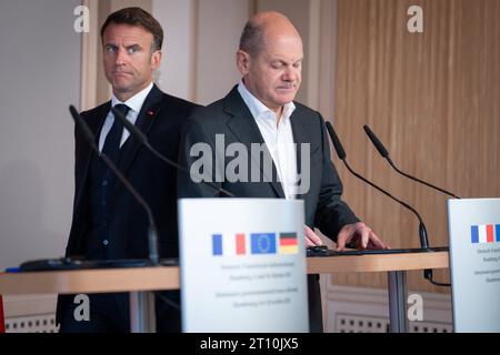 Pressekonferenz am Ende der Deutsch-Franzoesischen Kabinettsklausur in Hamburg Bundeskanzler Olaf Scholz SPD gemeinsam mit Emmanuel Macron, Staatspraesident von Frankreich bei der gemeinsamen Pressekonferenz im Anschluss an die Deutsch-Franzoesische Kabinettsklausur im Hotels Louis C. Jacob in Hamburg, Hamburg, 10.10.2023 Hamburg Hamburg Deuschland *** Pressekonferenz am Ende der deutsch-französischen Kabinettssitzung in Hamburg Bundeskanzler Olaf Scholz SPD zusammen mit Emmanuel Macron, Präsident Frankreichs bei der gemeinsamen Pressekonferenz im Anschluss an die deutsch-französische Kabinettssitzung im Lou Stockfoto