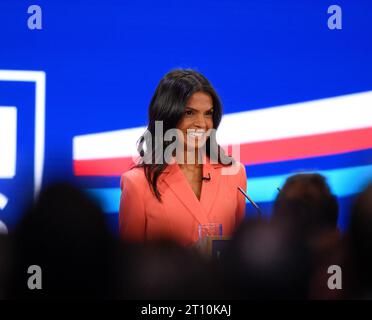 Premierminister Rishi Sunak wurde von seiner Frau Akshata Murthy vorgestellt, bevor er am 4. Oktober 2023 auf der Konservativen Parteikonferenz in Manchester die Rede hielt. Stockfoto