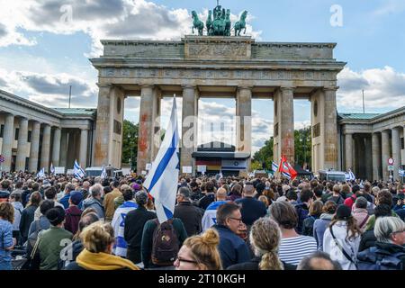 Solidaritätsdemo für das von der islamistischen Hamas angegriffene Israel am Pariser Platz vor dem Brandenburger Tor in Berlin Stockfoto