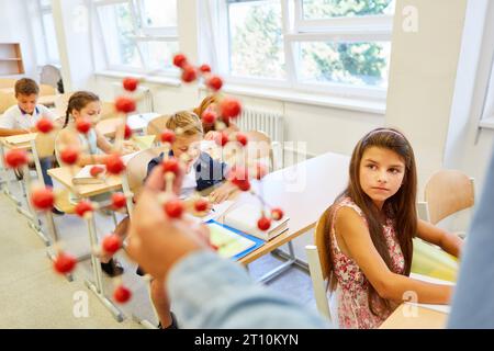 Schülerinnen und Schüler lernen im Unterricht durch Molekülstruktur Stockfoto