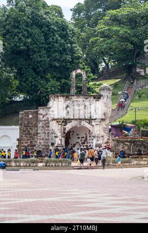 A Famosa war eine portugiesische Festung, die 1512 in Malakka, Malaysia, erbaut wurde. Das noch erhaltene Tor des portugiesischen Forts in Malakka. Stockfoto