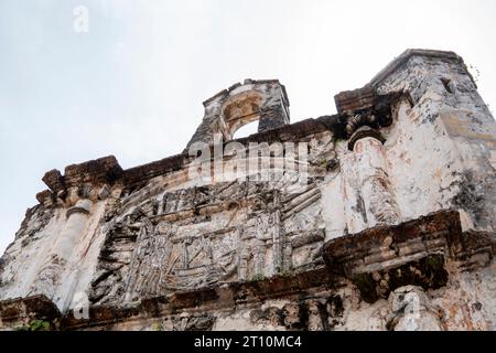 A Famosa war eine portugiesische Festung, die 1512 in Malakka, Malaysia, erbaut wurde. Das noch erhaltene Tor des portugiesischen Forts in Malakka. Stockfoto