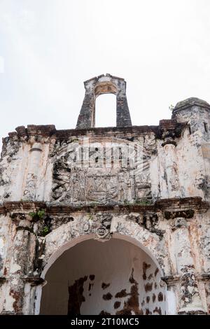 A Famosa war eine portugiesische Festung, die 1512 in Malakka, Malaysia, erbaut wurde. Das noch erhaltene Tor des portugiesischen Forts in Malakka. Stockfoto