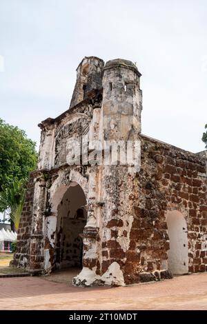 A Famosa war eine portugiesische Festung, die 1512 in Malakka, Malaysia, erbaut wurde. Das noch erhaltene Tor des portugiesischen Forts in Malakka. Stockfoto