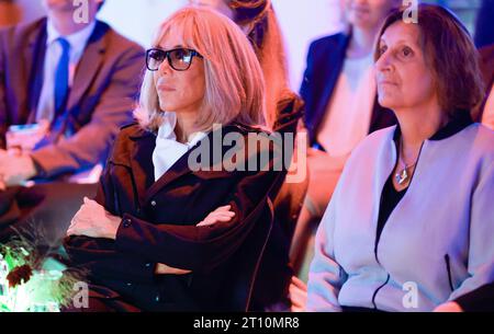 Hamburg, Deutschland. Oktober 2023. Die französische First Lady Brigitte Macron (l) und die Frau von Kanzlerin Scholz Britta Ernst besuchen am zweiten Tag des deutsch-französischen Kabinettsreats die Hip Hop Akademie der Kultur Palast Stiftung in Hamburg. Quelle: Axel Heimken/AFP/POOL/dpa/Alamy Live News Stockfoto